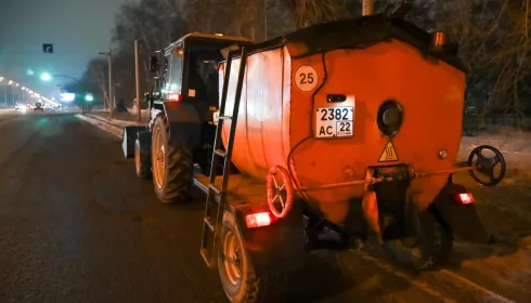 Дороги Барнаула уже начали латать с помощью холодного асфальта
