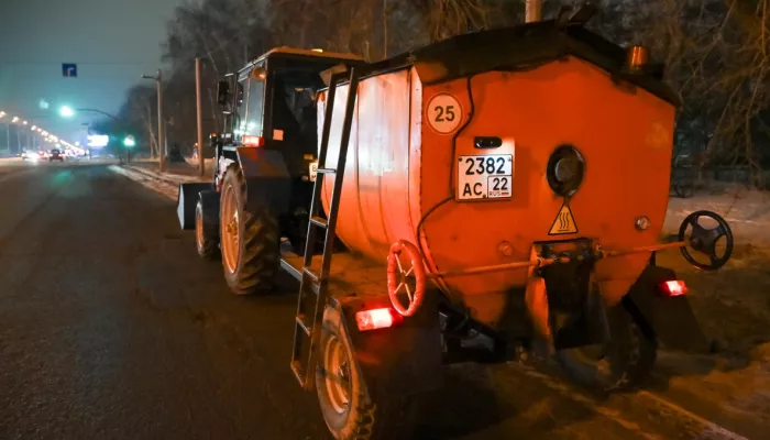 Бригады МБУ Автодорстрой чинят дороги Барнаула с помощью холодного асфальта