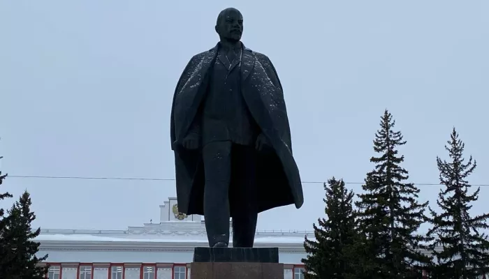 В сжатые сроки: как будут ремонтировать главный памятник Ленину в Барнауле. Фото