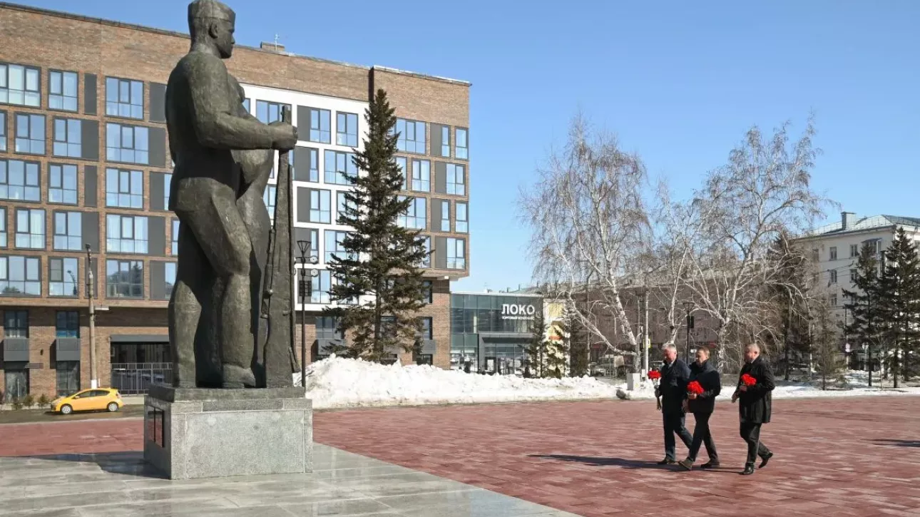 Ветераны спецподразделения Альфа возложили цветы к Мемориалу Славы в Барнауле