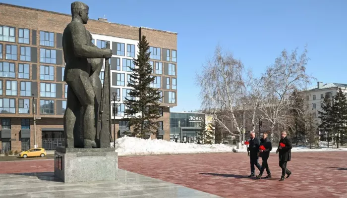 Ветераны спецподразделения Альфа возложили цветы к Мемориалу Славы в Барнауле