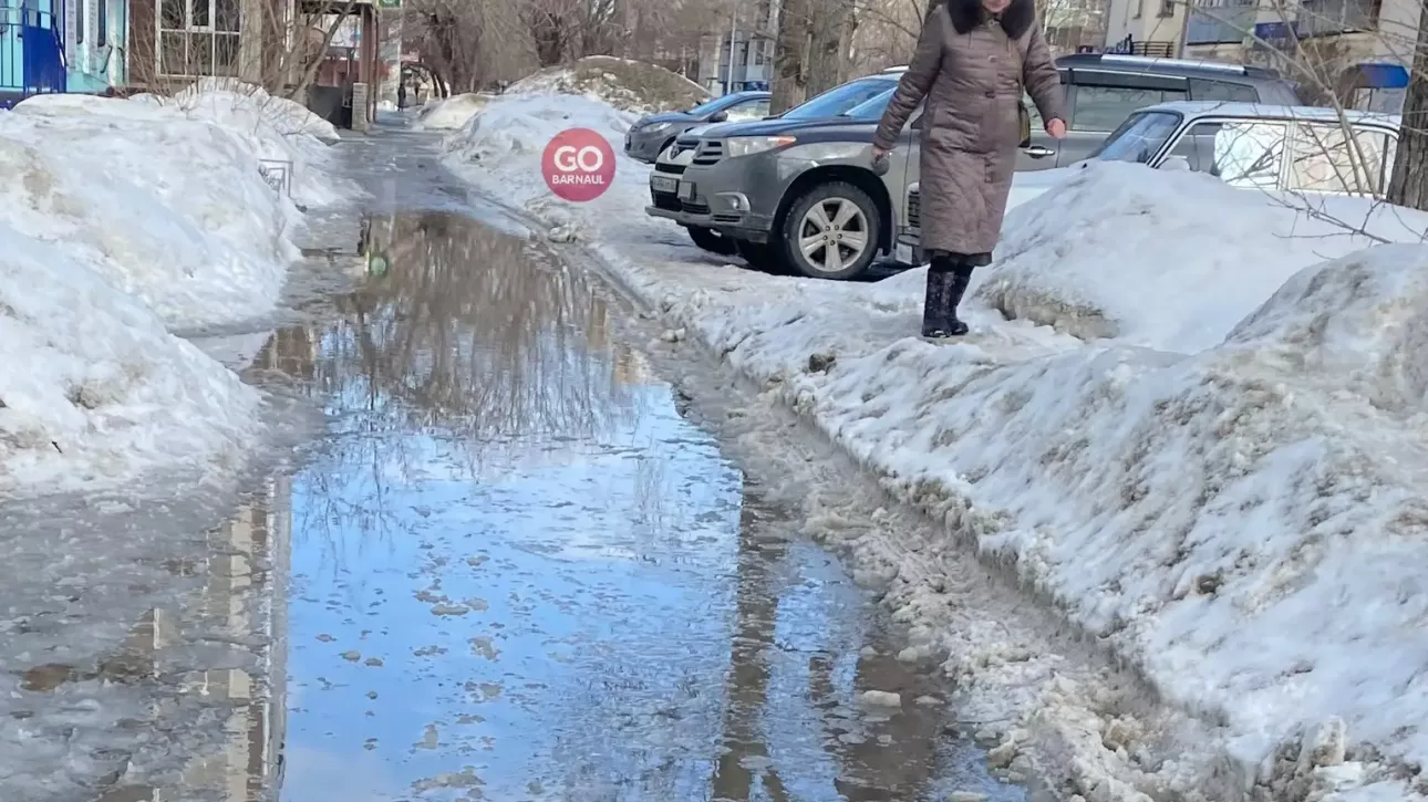 Дороги в городах Алтайского края топит под весенним солнцем