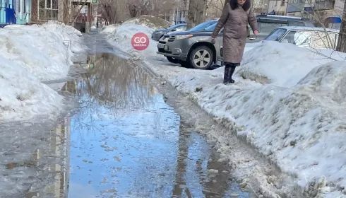 Дороги в городах Алтайского края топит под весенним солнцем