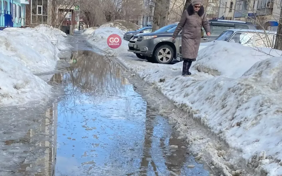 Дороги в городах Алтайского края топит под весенним солнцем