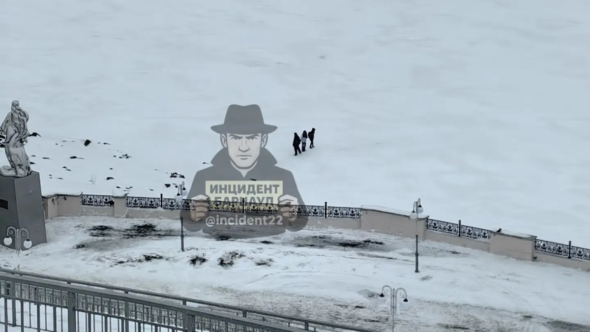 Гуляющие по льду подростки