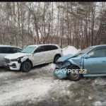 Водитель протаранил пять припаркованных машин в Барнауле и скрылся