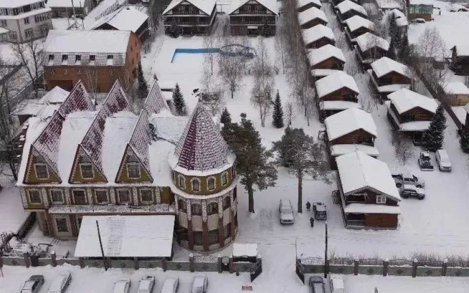 Крупную турбазу на озере Ая выставили на продажу за 275 млн рублей. Фото