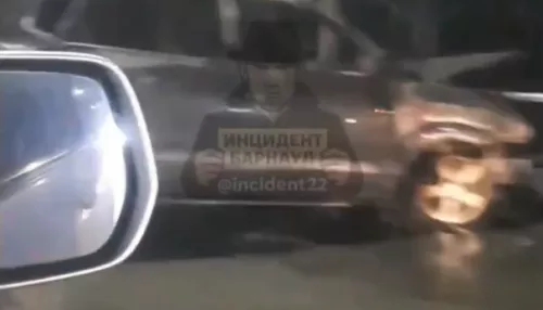 Машина загорелась после столкновения под Барнаулом. Видео