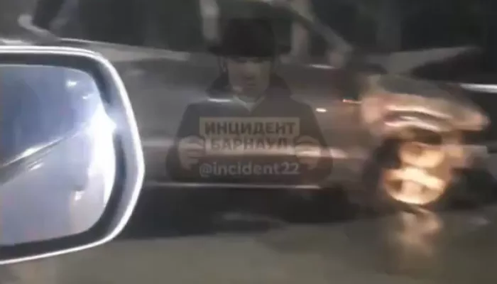 Машина загорелась после столкновения под Барнаулом. Видео