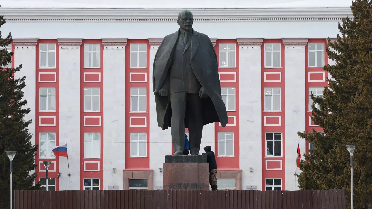 В Барнауле стартовал ремонт главного памятника Ленину. Фото