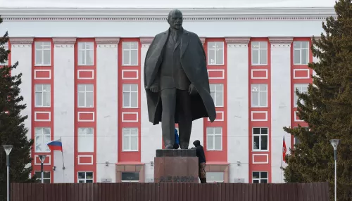 В Барнауле стартовал ремонт главного памятника Ленину. Фото
