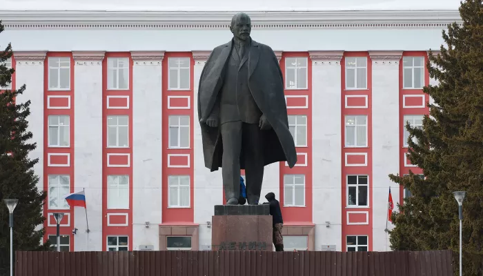 В Барнауле стартовал ремонт главного памятника Ленину. Фото