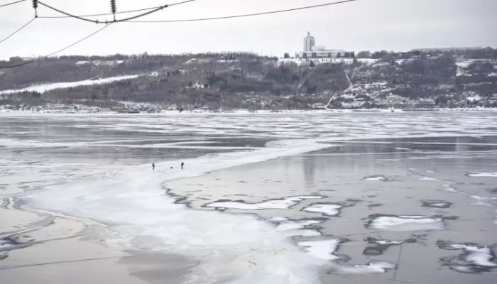 Исчезли на льду Волги: в Ульяновске ищут двух подростков, переходивших реку. Фото