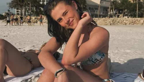 Бикини и закаты: дочь Михаила Ефремова показала, чем занимается в США. Фото