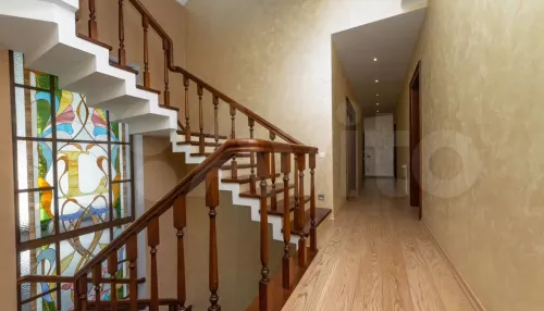 500-метровый коттедж с сауной, бассейном и видом на Обь продают в Барнауле за 50 млн