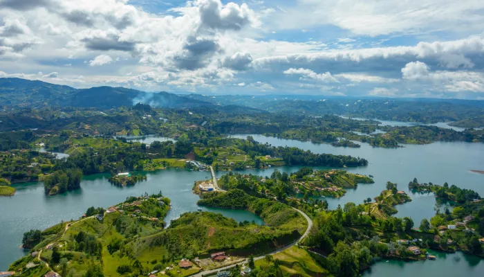 Огненная катастрофа: военный самолет рухнул сразу после взлета в Колумбии