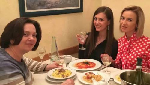 Ольга Бузова трогательно поздравила маму с днем рождения архивными фото