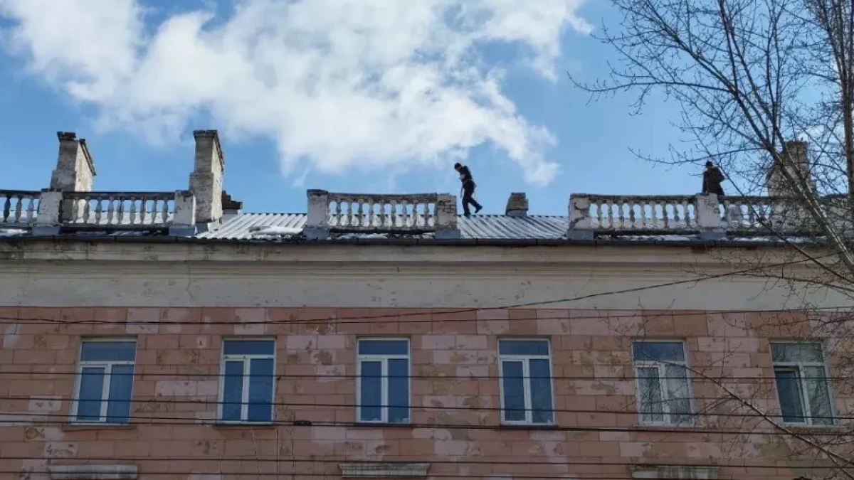 Работы на крыше дома на проспекте Ленина, 85