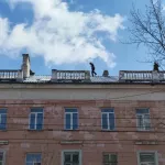 В центре Барнаула у дома на пр. Ленина обрушилась часть парапета: что известно