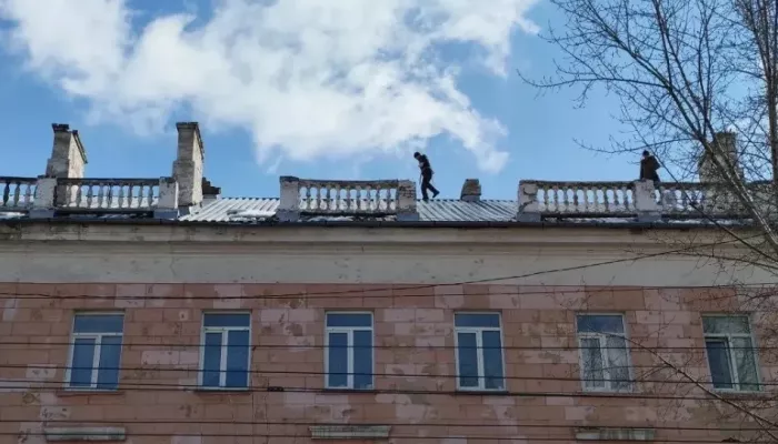 Власти прокомментировали падение части парапета с дома в центре Барнаула