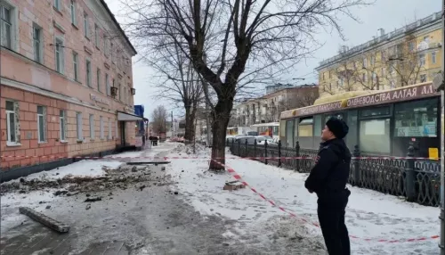 После обрушения фасада дома в центре Барнаула возбудили уголовное дело