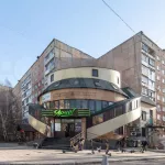 Пятиэтажный торговый центр выставили на продажу в Барнауле. Фото