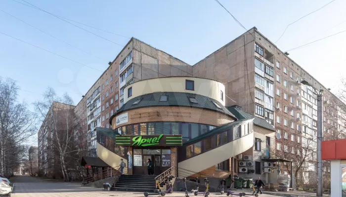 Пятиэтажный торговый центр выставили на продажу в Барнауле. Фото