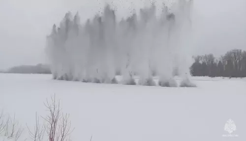 Военные взорвали лед на Бии в Алтайском крае. Видео