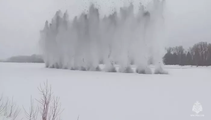 Военные взорвали лед на Бии в Алтайском крае. Видео