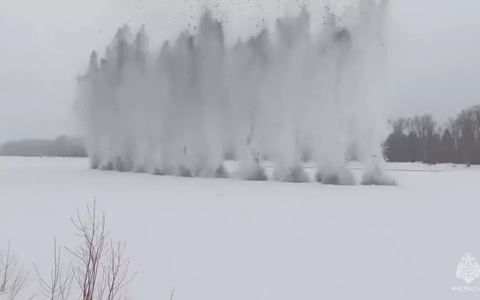 Военные взорвали лед на Бии в Алтайском крае. Видео