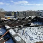 Рабочий погиб после падения с крыши учебного заведения в Рубцовске