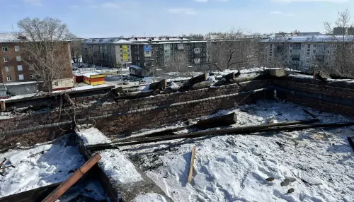 Рабочий погиб после падения с крыши учебного заведения в Рубцовске