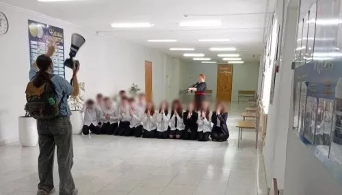 Учитель поставила школьников на колени под дулом автомата ради эффектных кадров