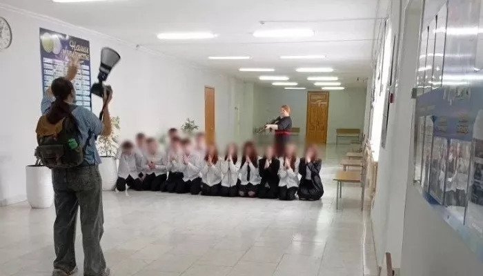 Учитель поставила школьников на колени под дулом автомата ради эффектных кадров