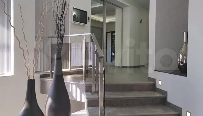 Громадный элитный коттедж с бассейном и SPA-зоной продают в Барнауле за 115 млн руб.