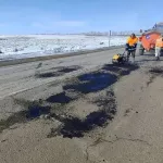 Алтайские дорожники начали заделывать ямы на трассах после зимы