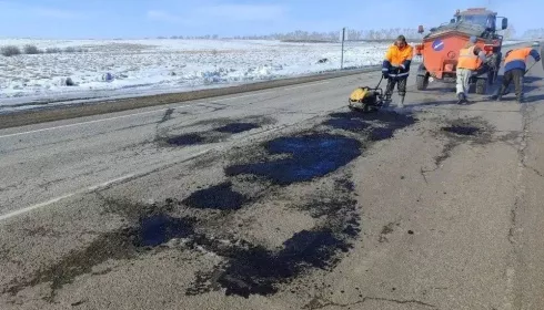 Алтайские дорожники начали заделывать ямы на трассах после зимы