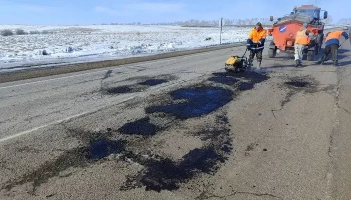 Алтайские дорожники начали заделывать ямы на трассах после зимы