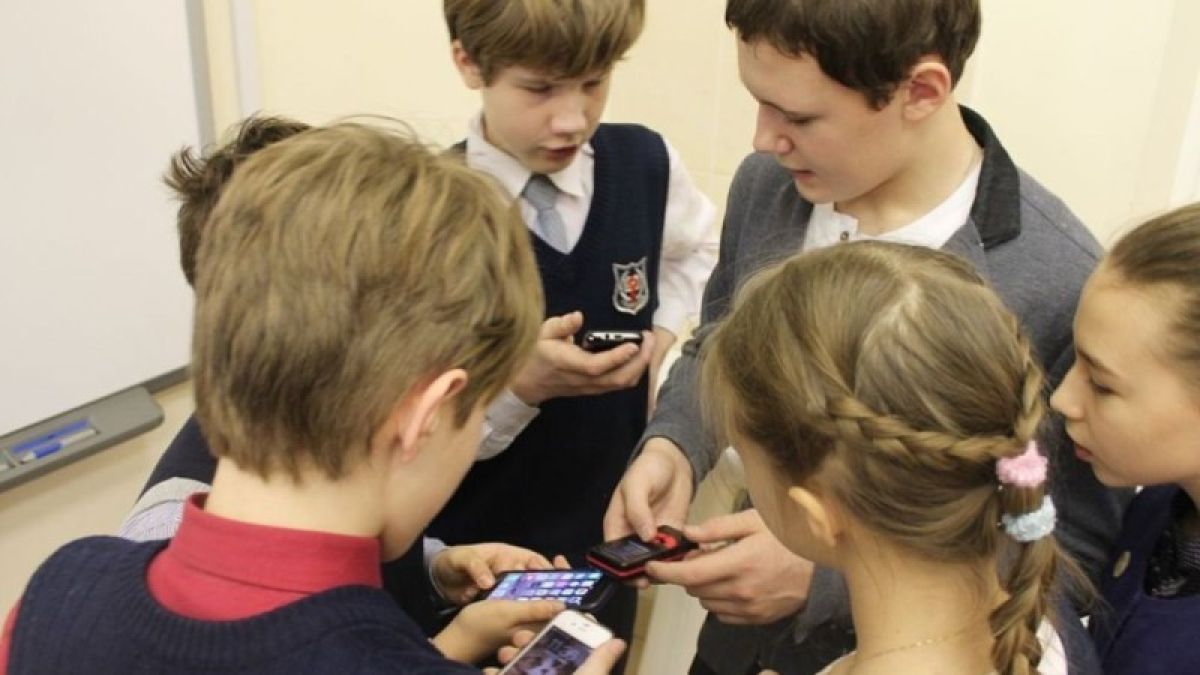 Россияне высказались о запрете гаджетов в школах