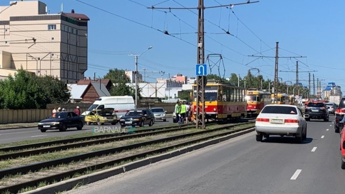 Женщина на иномарке залетела под трамвай в Барнауле
