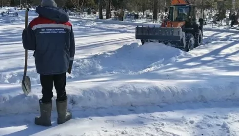 Барнаульские кладбища начали расчищать от снега, чтобы избежать потопов