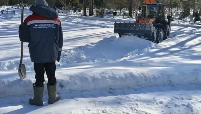 Барнаульские кладбища начали расчищать от снега, чтобы избежать потопов