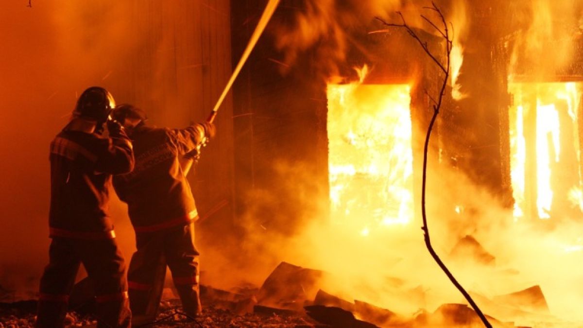 Следователи проверяют, почему погибли два жителя алтайского села при пожаре