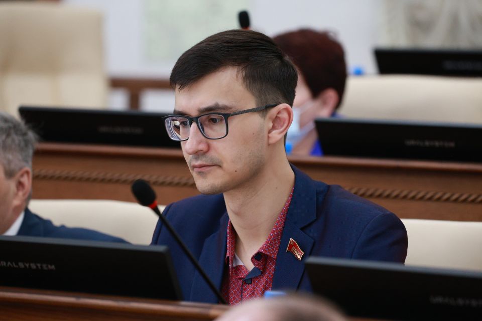 Депутат Андрей Чернобай на мартовской сессии АКЗС. 2026