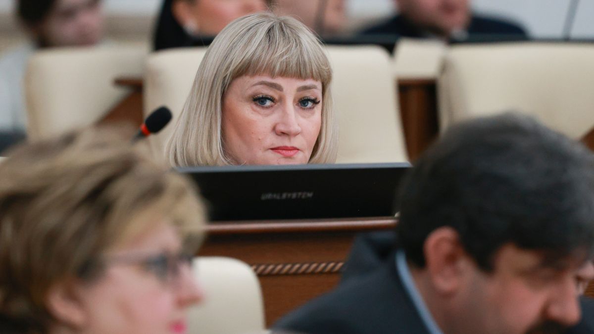 Депутат Людмила Клюшникова на мартовской сессии АКЗС. 2026