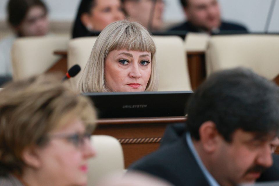 Депутат Людмила Клюшникова на мартовской сессии АКЗС. 2026