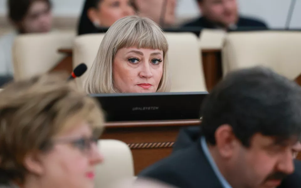 Снова не явилась в суд: депутату АКЗС Клюшниковой хотят ужесточить меру пресечения