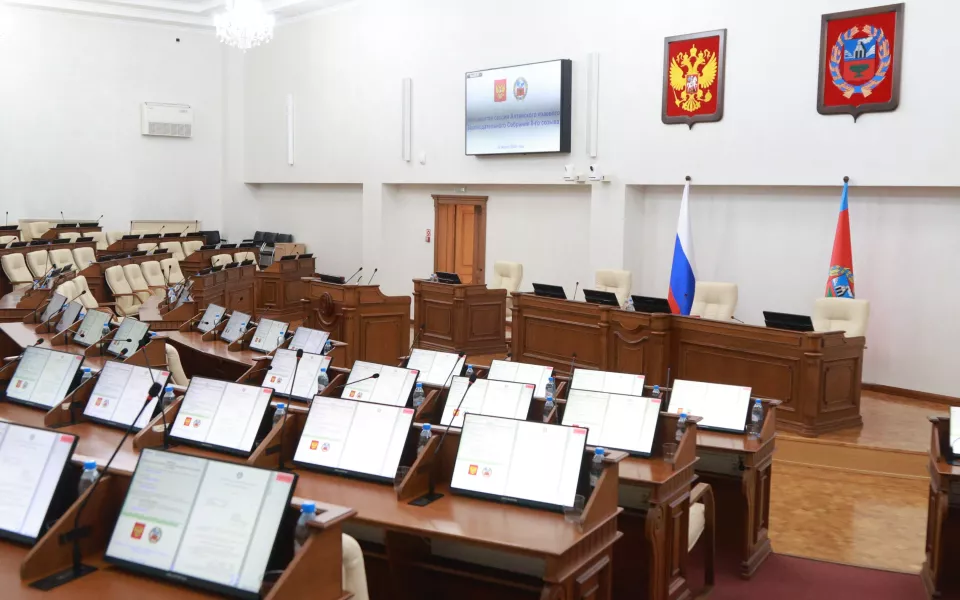 Депутаты АКЗС обменялись колкостями по поводу уголовок в отношении коллег из КПРФ