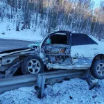 Toyota оседлала ограждение после жесткого столкновения с Lada Largus в Горном Алтае