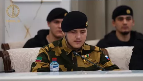 18-летний Адам Кадыров появился на совещании в офицерских погонах